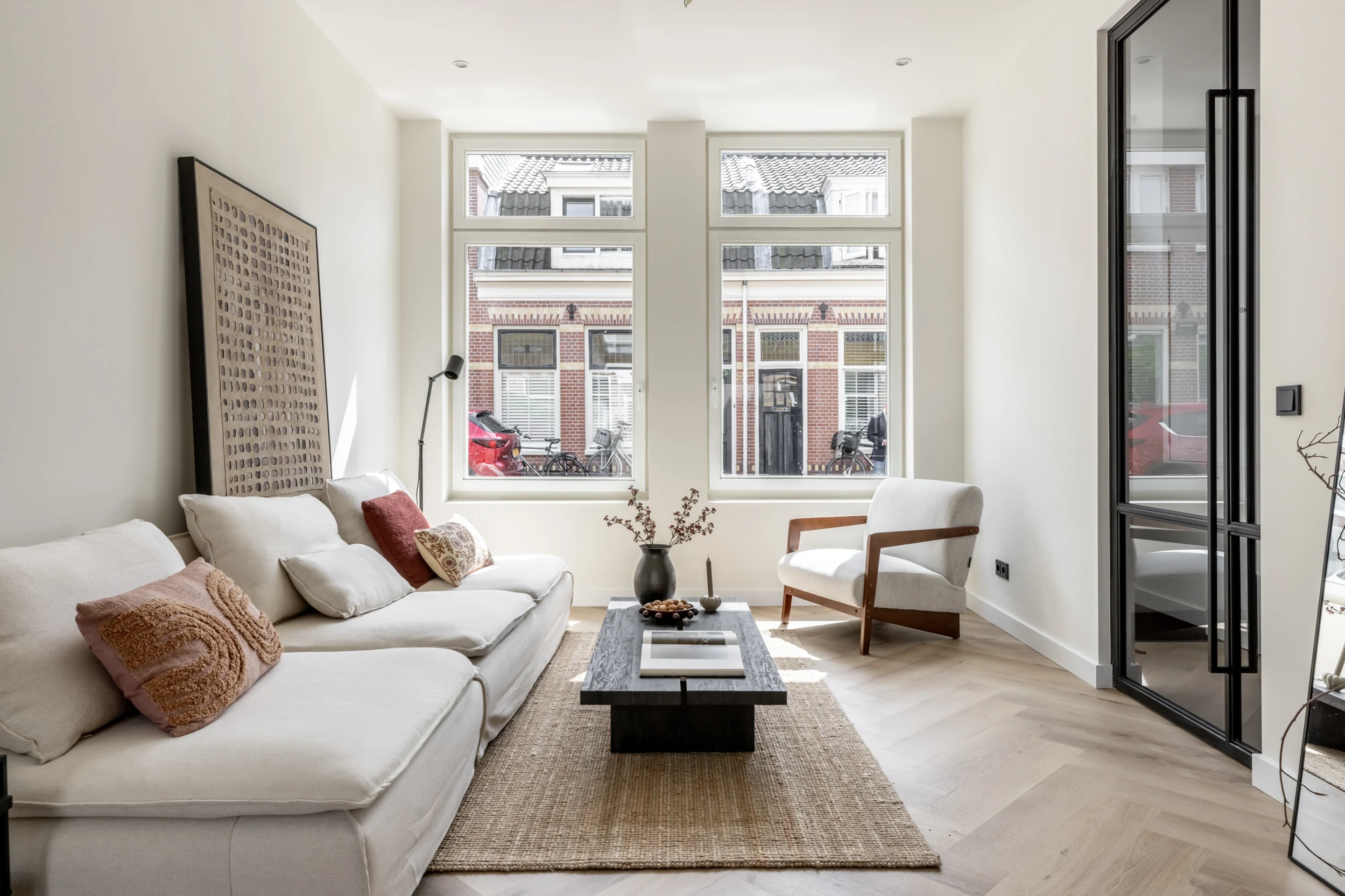 De woonkamer na vastgoedstyling